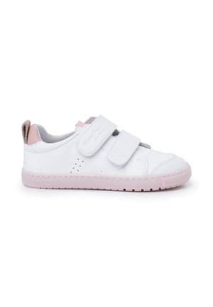 Weiße Leder-Sneaker mit pinken Akzenten, doppelten Klettverschlüssen, durchgelegten Details an den Seiten und einer strukturierten pinken Gummisohle.