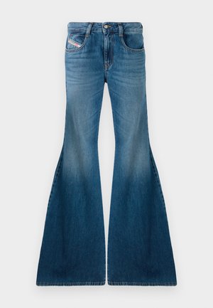 Sinine denimist laienevad teksad, millel on kahvatu pesu, nupulehega, viis taskut ja sirged jalad, mis laienevad allääres.