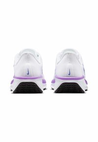 Chaussures de sport blanches avec des accents violets, tige en mesh texturé, col rembourré et semelles en caoutchouc noir avec un motif géométrique.