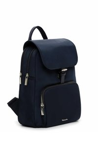 Zaino blu navy in tessuto liscio con chiusura a patta, due scomparti con cerniera e una tasca frontale. Dotato di accessori in argento.
