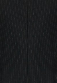 Tissu noir avec de fines rayures verticales blanches formant un motif en V au niveau de la couture centrale.