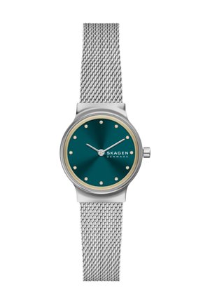Silberne Armbanduhr mit Mesh-Armband, dunkelgrünem Zifferblatt, kleinen Kristall-Stundenmarkierungen, silbernen Zeigern und Skagen Denmark-Logo.