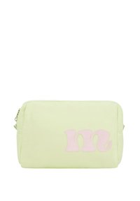 Bolsa de cosméticos acolchada de color verde claro con cierre de cremallera; presenta una "m" bordada en rosa en el frente. Textura suave, forma rectangular.