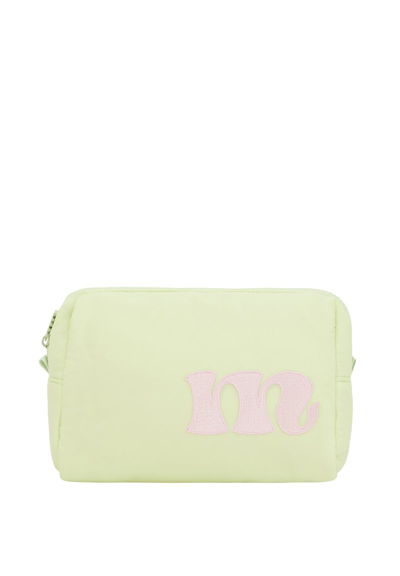 Bolsa de cosméticos acolchada de color verde claro con cierre de cremallera; presenta una "m" bordada en rosa en el frente. Textura suave, forma rectangular.
