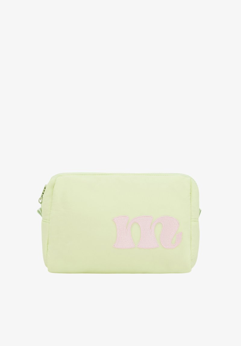 Bolsa de cosméticos acolchada de color verde claro con cierre de cremallera; presenta una "m" bordada en rosa en el frente. Textura suave, forma rectangular.