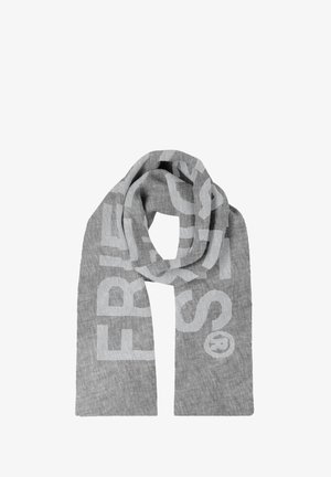 Grijze sjaal van zachte stof, met een subtiele textuur en een gedurfd, lichtgrijs letterpatroon. De uiteinden zijn recht zonder versieringen.
