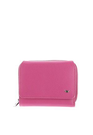 Portefeuille en cuir rose compact avec un rabat avant et un petit logo métallique dans le coin inférieur droit.