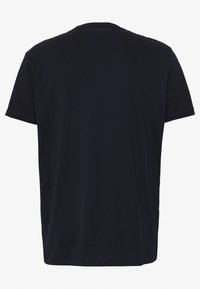 Navy Baumwoll-T-Shirt mit Rundhalsausschnitt, kurzen Ärmeln und geradem Saum. Glatte Textur, minimalistisches Design, keine sichtbaren Muster oder Akzente.
