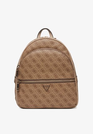 Zaino marrone Guess con motivo a monogramma, tasca frontale con zip e targhetta a logo triangolare, manico singolo e spallacci regolabili.