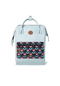 Zaino azzurro chiaro con materiale testurizzato, dotato di una tasca anteriore decorata in navy con disegni floreali in rosso e teal, e dettagli in pelle.