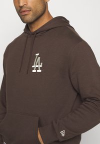 New Era MLB LOS ANGELES DODGERS LEAGUE ESSENTIALS HOODY - Squadra - brown/white