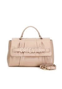 Beige läderhandväska med veckad design, logotyp "CAFENOIR" på framsidan och avtagbar axelrem. Slät textur och strukturerad form.