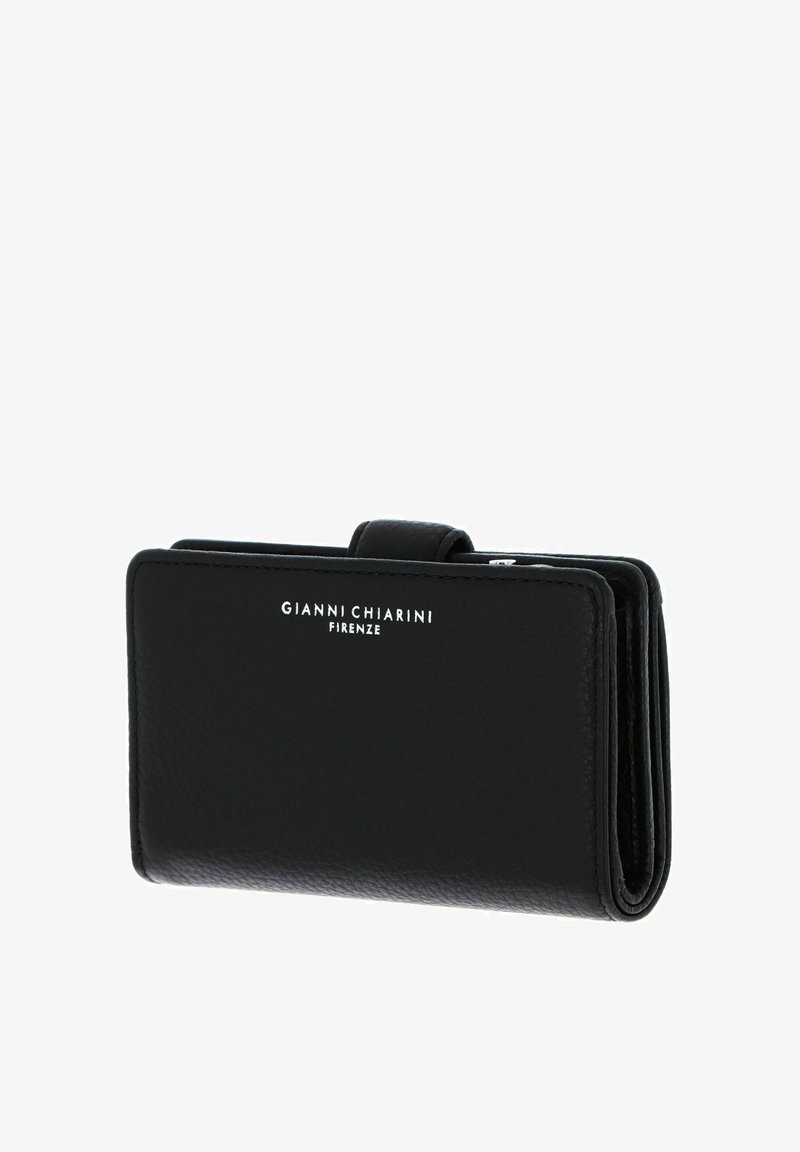 Portafoglio in pelle nera con finitura testurizzata, chiusura magnetica e marchio impresso nella parte anteriore. Design compatto rettangolare.