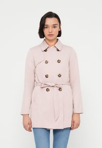 Ροζ ανοιχτό ροζ καπαρντίνα με διπλό πέτο, κουμπιά σε ταμπά απόχρωση, ζώνη στη μέση και τσέπες στα πλάγια. Ομαλό ύφασμα με γιακά και μακριά μανίκια.