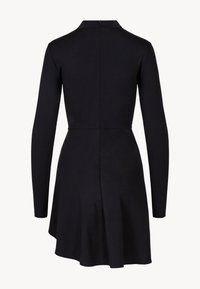 Zwart langslip jurk met een getailleerd lijfje en een uitlopende rok. Voorzien van een hoge kraag en een ritssluiting aan de achterkant. Gladde textuur met een klassiek ontwerp.