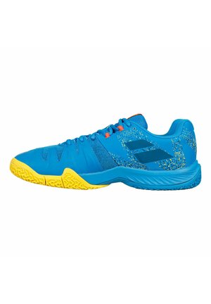 Baskets de sport bleues avec une tige texturée, une semelle jaune, des accents décoratifs et des lacets contrastants. Présente un design moderne et ergonomique.