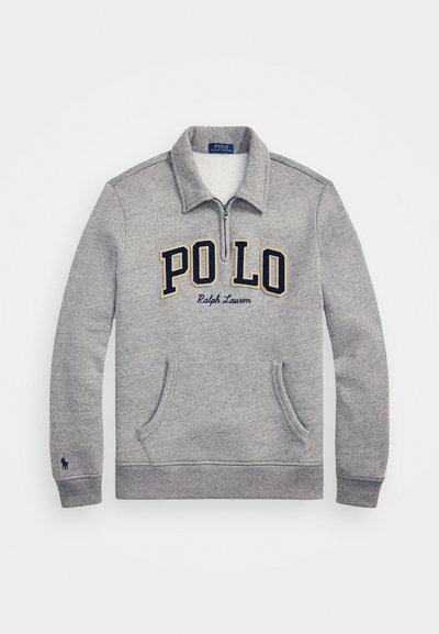 Sivý fleece pulóver s krátkym zipsom a golierom, prednými vreckami a námorníckym a zlatým logom "POLO". Na rukáve sa nachádza malé námornícke logo poníka.