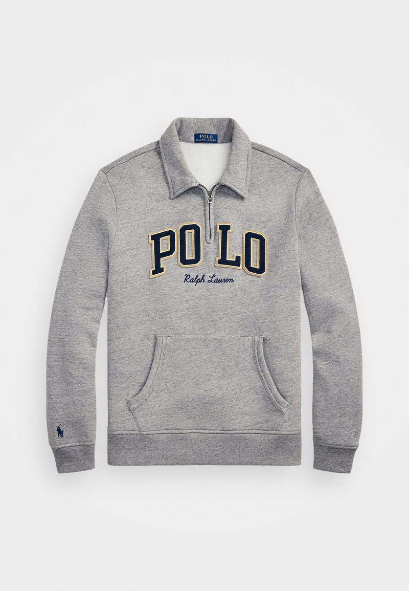 Grå fleece quarter-zip genser med krage, frontlommer og marineblå og gull "POLO" logo. Har en liten marineblå pony-logo på ermet.