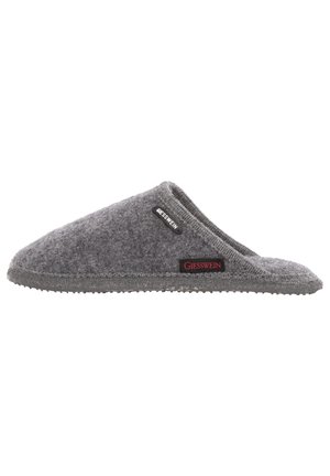 Graue Hausschuhe mit geschwungenem Design, strukturiertem rutschfestem Sohlen und einem schwarz-roten Logo an der Seite. Weiches, nahtloses Obermaterial für zusätzlichen Komfort.