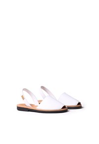 Vita öppna tå slingbacksandaler med en slät ovandel, beige innersula och svart gummisula. Minimalistisk design med ett enkelt band.
