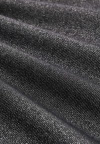 Schwarzer, strukturierter Stoff mit einem dezenten Glanz, der ein gewebtes Muster aufweist. Das Material scheint weich und flexibel zu sein, geeignet für verschiedene Anwendungen.