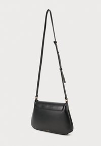 Crna kožna torba preko tijela sa strukturiranim dizajnom, glatkom teksturom, podesivim remenom i detaljima od zlatnog metala.