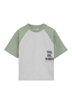 T-shirt raglan à manches courtes avec corps gris clair, manches vertes, et texte "TRAIL. HIKE. WANDER." sur le côté inférieur droit.