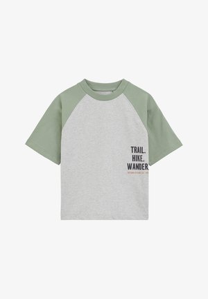 Raglan T-shirt met korte mouwen, lichtgrijze body, groene mouwen en de tekst "TRAIL. HIKE. WANDER." aan de onderkant rechts.
