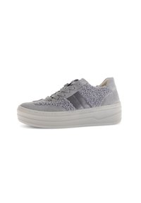Grijze lage sneaker met dikke witte zool, veters, een zwarte zijkantstreep en gestructureerde fuzzy stofpanelen aan de bovenkant.