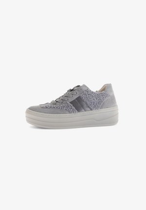 Grau niedrige Sneaker mit dicker weißer Sohle, Schnürsenkeln, schwarzem Seitestreifen und strukturierten, flauschigen Stoffpaneelen im Obermaterial.