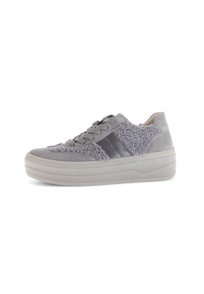 Grijze lage sneaker met dikke witte zool, veters, een zwarte zijkantstreep en gestructureerde fuzzy stofpanelen aan de bovenkant.