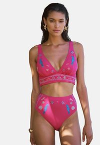 Nevybráno, pink embroidered seahorse