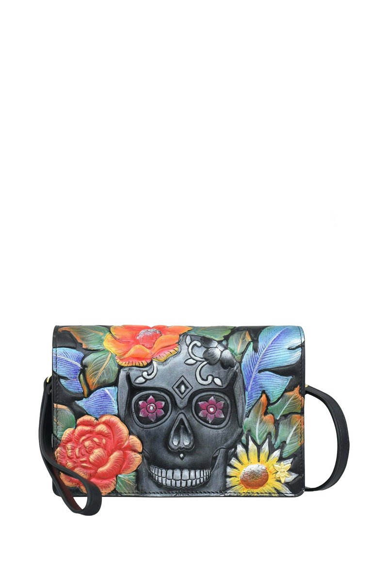 Leren schoudertas met een geschilderd schedelontwerp omringd door kleurrijke bloemen en bladeren, met een zwarte achtergrond en gestructureerde details.