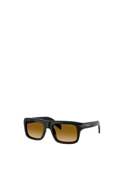 Lunettes de soleil rectangulaires noires Prada avec verres marron dégradés et logo sur les branches, vue en angle sur fond blanc.