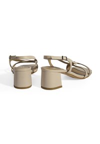 Beige hakken sandalen met een gladde leren afwerking, open te ontwerp, verstelbare enkelband en blokhak.
