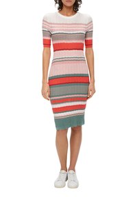 Robe tricotée à manches courtes, avec des rayures horizontales en corail, rose, gris et vert ; forme ajustée, texture côtelée au niveau de l'ourlet.