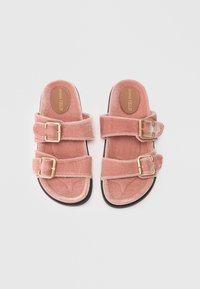 Sandali in velluto rosa con due cinturini regolabili in oro e suole nere, etichettati "ANNA FIELD" sul plantare.