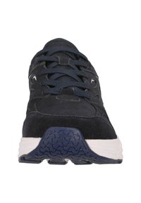 Schwarzer Wildlederschuh mit navyblauen Schnürsenkeln, Gummisohle mit strukturiertem Profil und minimalen weißen Akzenten am Fersenbereich.