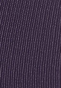Tessuto testurizzato di un blu navy scuro, con motivi a righe verticali. Il materiale sembra tessuto con dettagli di filo visibili e una leggera lucentezza.
