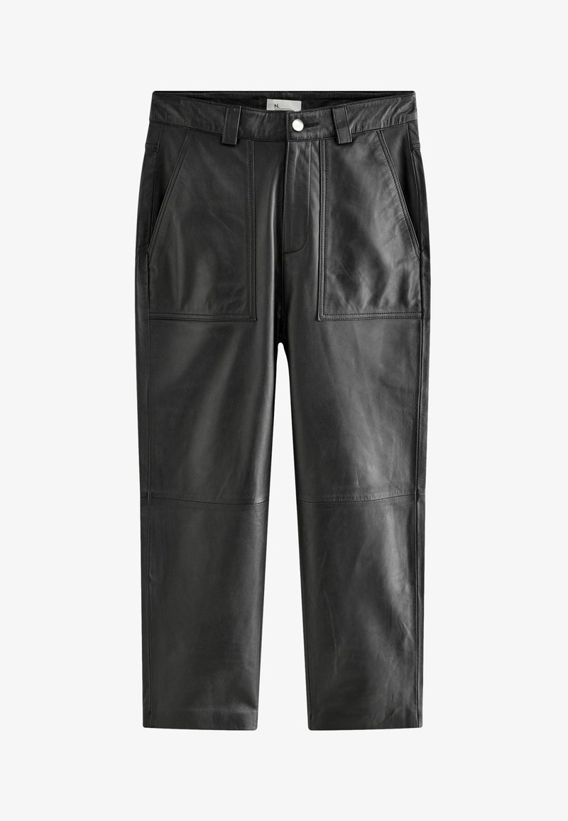 Schwarze Lederhosen mit glatter Textur, geradem Schnitt, zwei Fronttaschen und einem einzelnen Knopfverschluss am Bund.