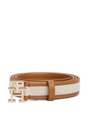 Zwijany brązowy skórzany pasek z wplecionym kremowym materiałowym środkiem i złotym podwójnym logo "T" jako klamrą na białym tle.