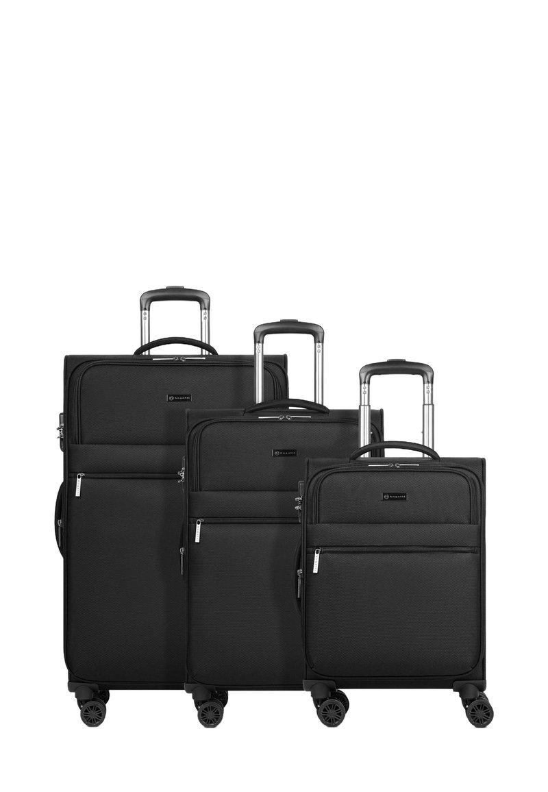 Tre valigie nere a strati, realizzate in tessuto testurizzato, dotate di manici estraibili e quattro ruote; includono tasche con zip per lo stoccaggio.