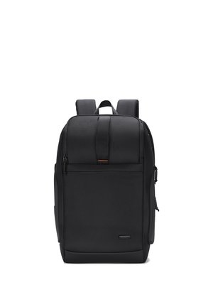 Schwarzer rechteckiger Rucksack mit gepolsterten Trägern, Frontreißverschlusstasche, oberem Griff und strukturiertem Stoffdesign.