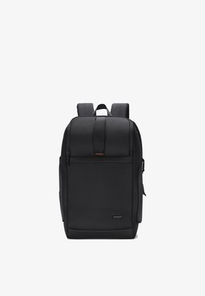 Zaino rettangolare nero con spallacci imbottiti, tasca frontale con zip, maniglia superiore e tessuto strutturato.