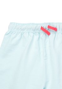 Hellblaue Shorts mit elastischem Bund, zwei leuchtend pinken Kordelzügen und geraffter Stoffstruktur am Bund.