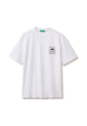 Weißes T-Shirt mit kurzen Ärmeln, kleiner schwarzer Kaffeetassen-Illustration und dem Text „Stressed Blessed and Coffee Obsessed“ auf der linken Brust.