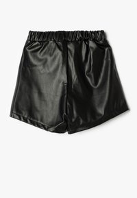 Zwarte neplederen shorts met een elastische tailleband, een gladde textuur en een relaxte pasvorm. Heeft een eenvoudig, klassiek ontwerp zonder extra accenten.