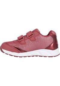 Baskets de sport rouges avec une tige en mesh, deux sangles Velcro, un col rembourré et une semelle en caoutchouc blanc avec un profil texturé.