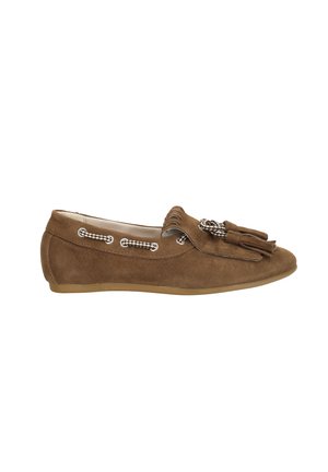 Brauner Wildleder-Slipper mit geflochtenen Schnürsenkeln, Quasten oben und flacher Gummisohle, seitlich auf weißem Hintergrund gezeigt.