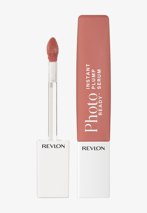Sérum Instant Plump PhotoReady de Revlon avec embout applicateur nude-rose et tube rectangulaire assorti avec capuchon blanc, placés côte à côte.